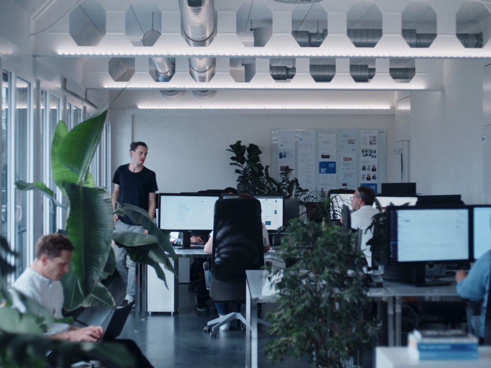 Die Mitarbeitenden von Helga arbeiten an ihren Bürotischen