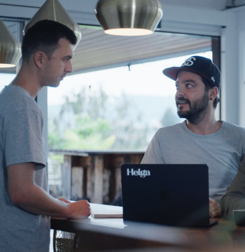 Zwei Mitglieder von Helga unterhalten sich