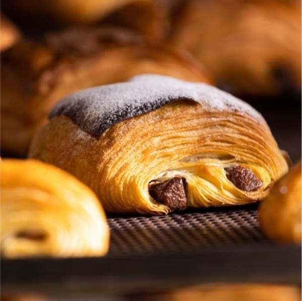 Schokoladenbrötchen auf einem Blech