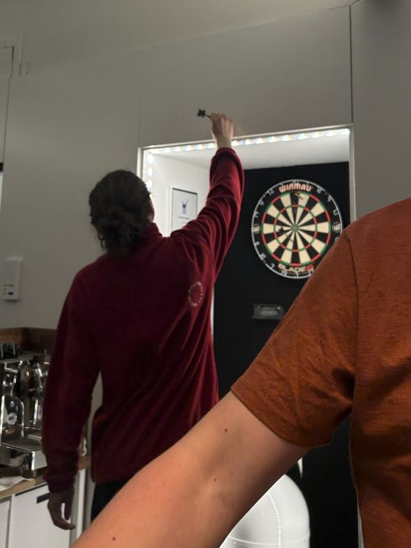 Hudson beim entfernen des Dartpfeil aus der Wand