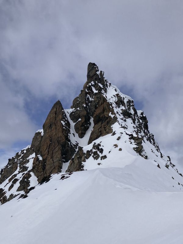 Eine verschneite Bergspitze