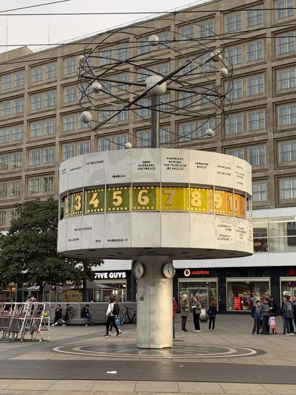 Weltzeituhr auf dem Alexanderplatz in Berlin