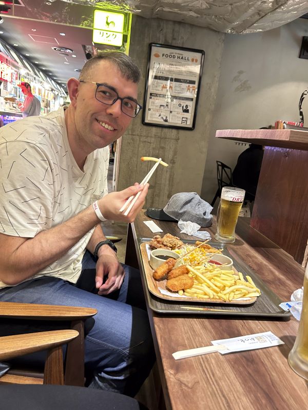 Jens isst Pommes mit Essstäbchen