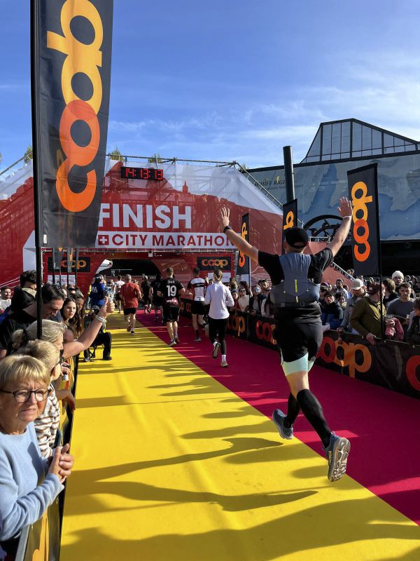 Jens läuft durch das Ziel des Luzerner City Marathon