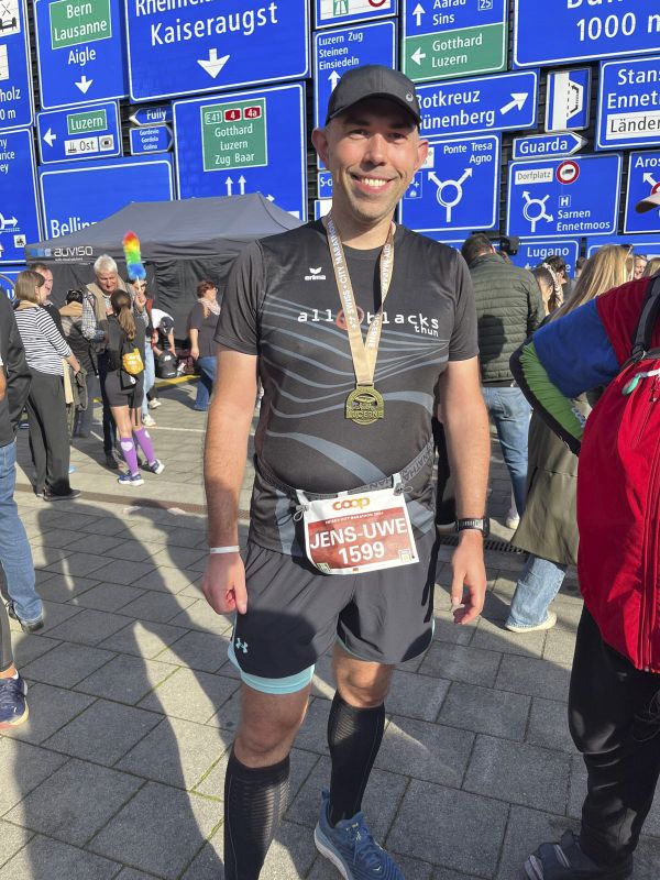 Jens nach dem Luzern City Marathon, um den Hals eine goldene Medaille