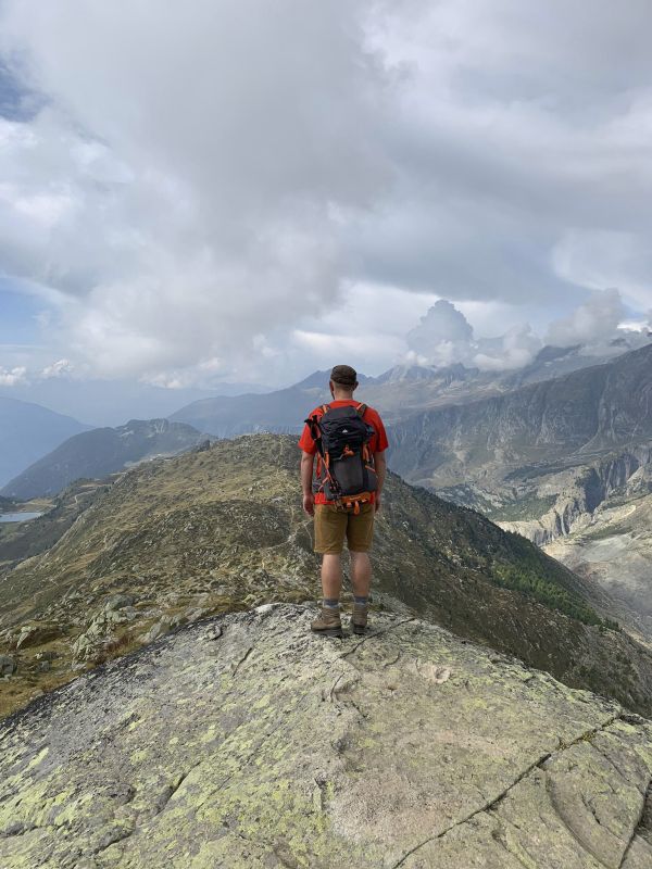 Jens mit Wanderrucksack auf einem Berg