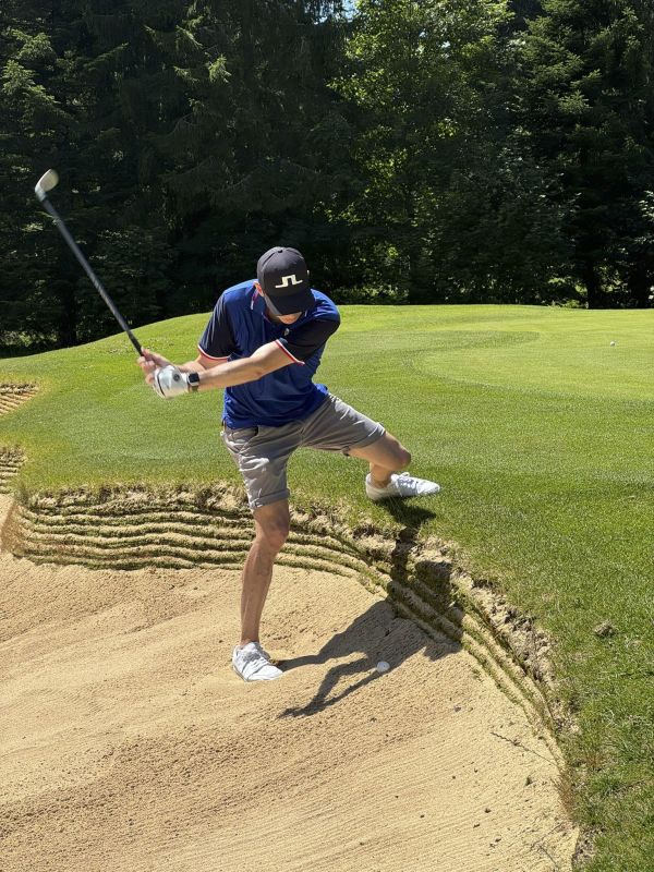 Raphael beim Golf spielen