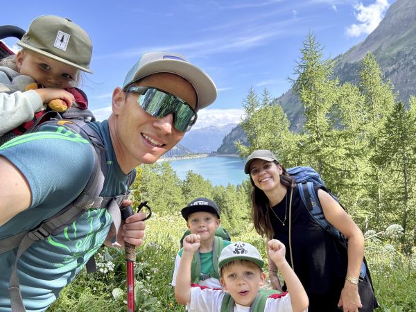 Raphael mit seiner Familie beim wandern