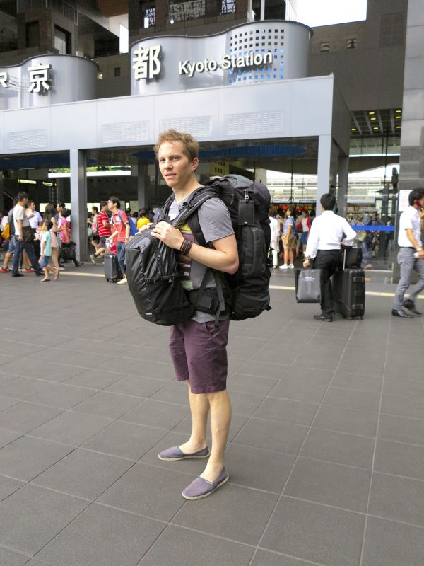 Raphael beim backpacking mit zwei Rucksäcken