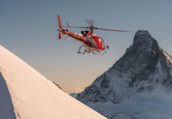 Stimmungsbild eines Helikopters von Air Zermatt in den Alpen