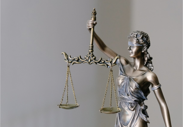 Stimmungsbild einer kleinen Statue von Justitia in einem Raum