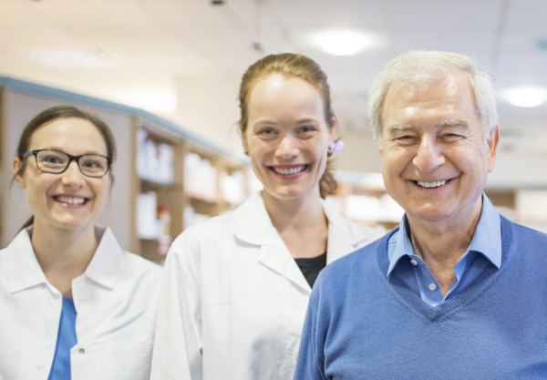 Drei Apotheker:innen während der Arbeit